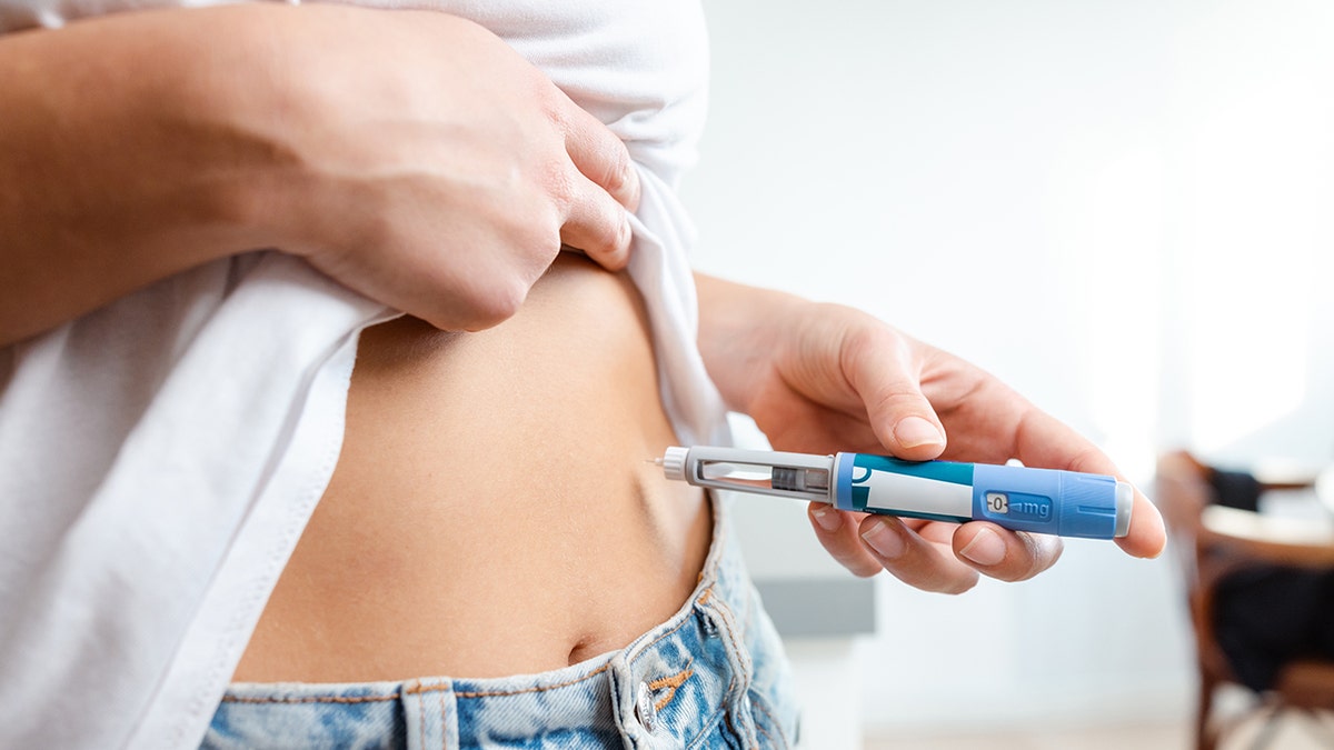 Woman who injects a weight loss drug in the stomach