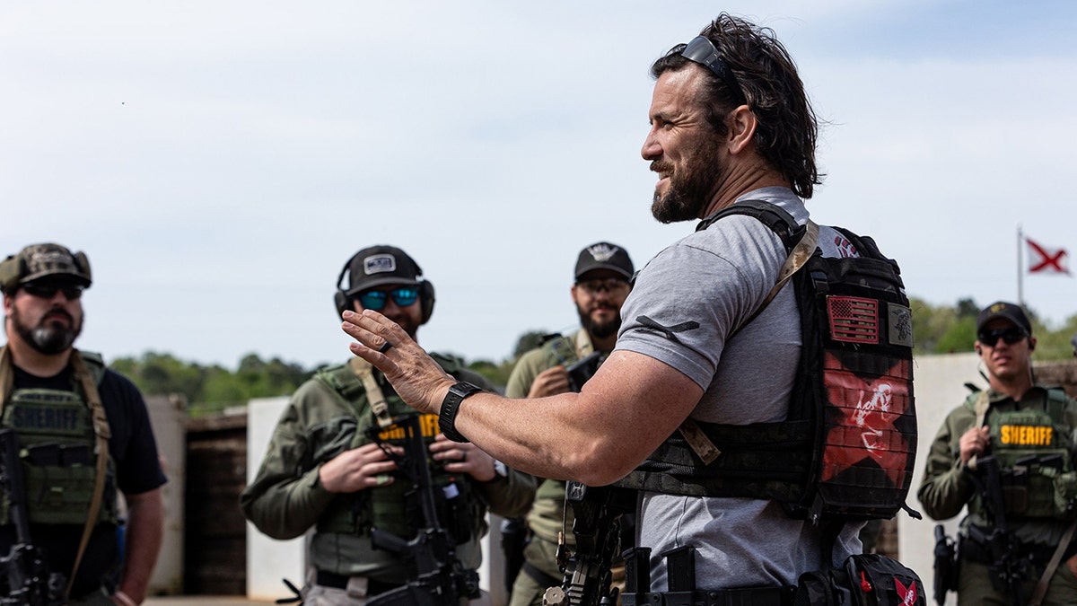 Jared Hudson in Tarmac with a camouflage that carries the application of the law