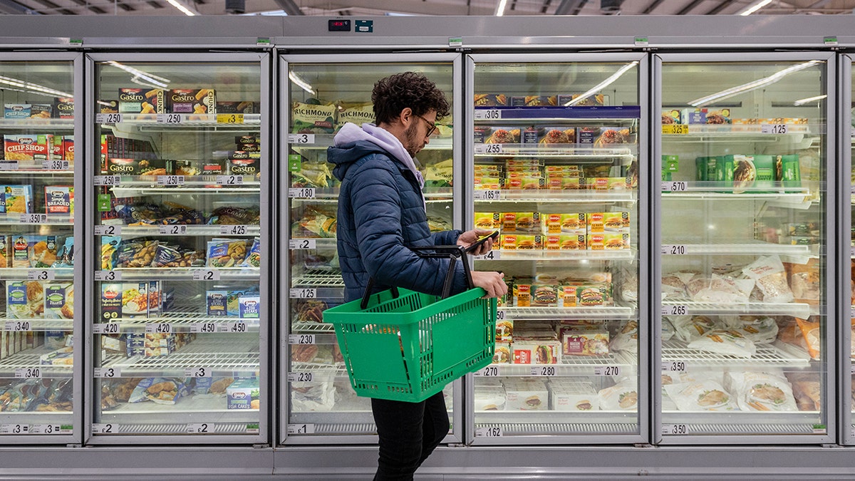 The man buys in a supermarket while he had a budget. He is looking for low prices due to inflation, stopping on the phone in front of a row of freezers. Live in the north -East England: New tests may be able to detect food consumption of blood and urine samples